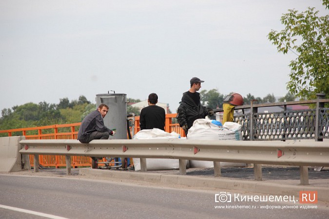 У Никольского моста в Кинешме оборудовали временный пешеходный переход фото 6