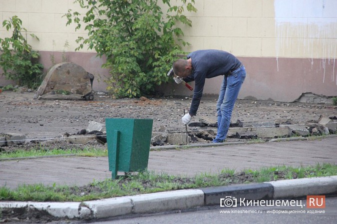 На улице Комсомольской ремонтируют парковку фото 5