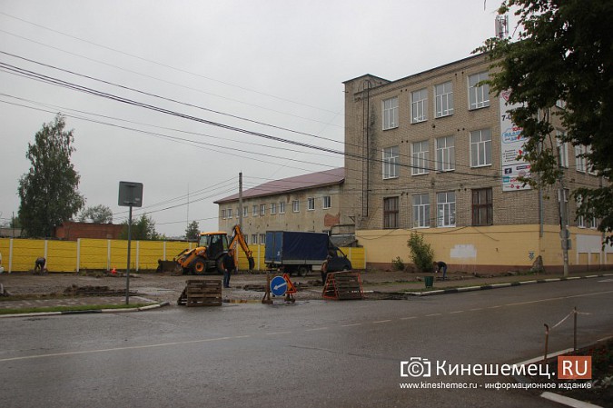 На улице Комсомольской ремонтируют парковку фото 3