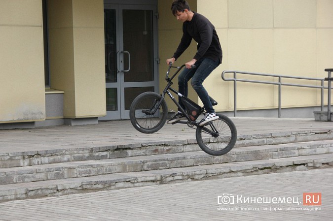 Театральная площадь в Кинешме превратилась в площадку для велоэкстремалов фото 7