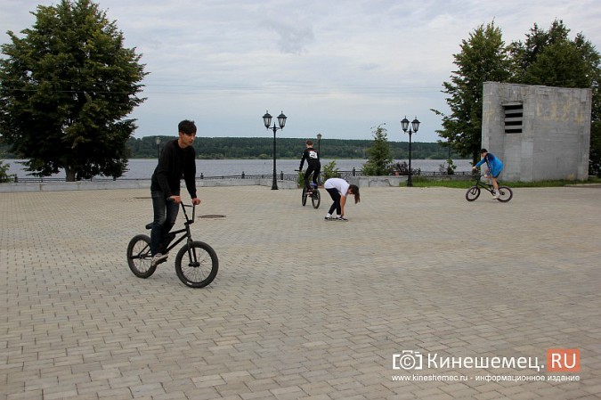 Театральная площадь в Кинешме превратилась в площадку для велоэкстремалов фото 12