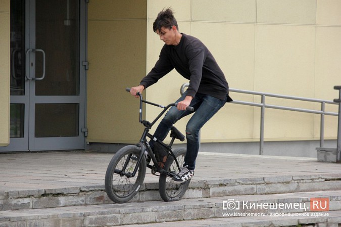 Театральная площадь в Кинешме превратилась в площадку для велоэкстремалов фото 15