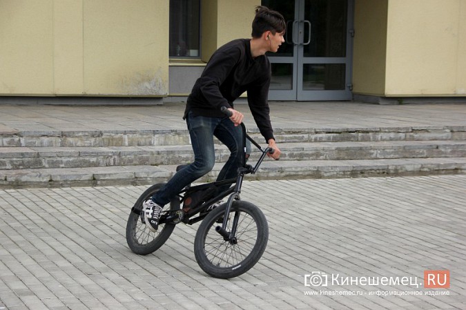 Театральная площадь в Кинешме превратилась в площадку для велоэкстремалов фото 5