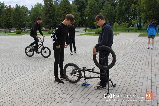 Театральная площадь в Кинешме превратилась в площадку для велоэкстремалов фото 17