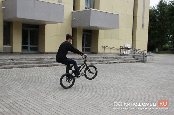 Театральная площадь в Кинешме превратилась в площадку для велоэкстремалов фото 8