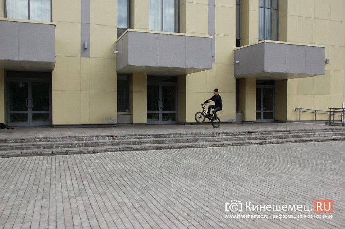 Театральная площадь в Кинешме превратилась в площадку для велоэкстремалов фото 9
