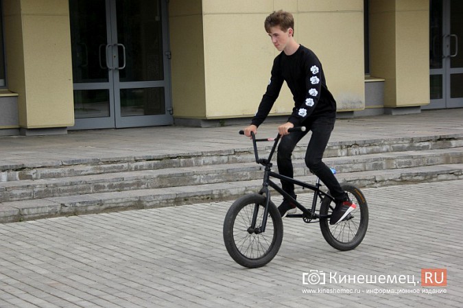 Театральная площадь в Кинешме превратилась в площадку для велоэкстремалов фото 6
