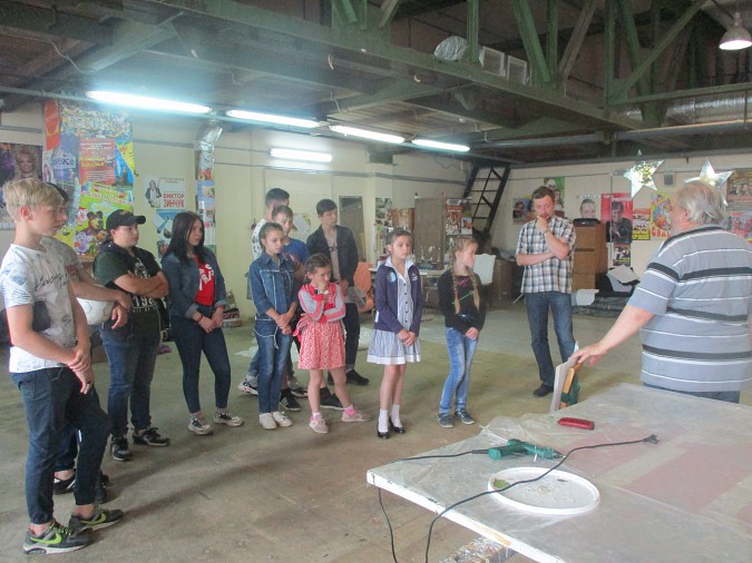 Кинешемский театр приоткрыл закулисье для ребят из детского дома фото 4