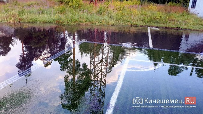 В Кинешме «тонет» и разваливается искусственное поле, на которое потратили 20 миллионов фото 8