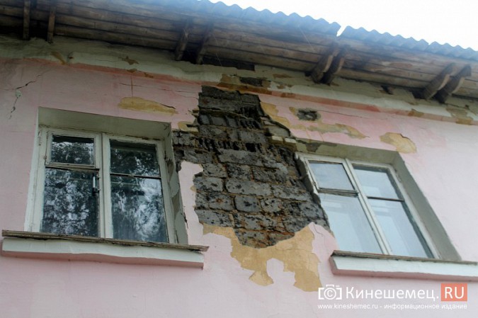 Разрушается крыша и стены дома по улице Воеводы Боборыкина в Кинешме фото 4