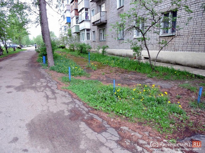 В микрорайоне «Электроконтакт» перекрыли проезд металлическими трубами фото 2