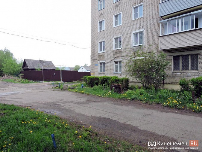 В микрорайоне «Электроконтакт» перекрыли проезд металлическими трубами фото 3