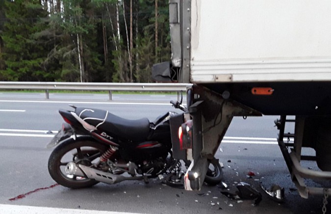 В Ивановской области мотоцикл «Мотоленд» протаранил грузовик «Скания» фото 2