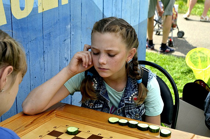 На пляже санатория Станко хвастались огурцами фото 54