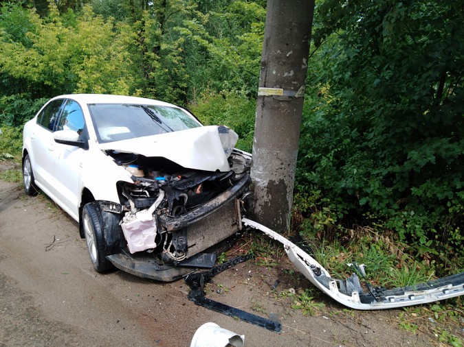 В Кинешме «Volkswagen Polo» врезался в столб фото 2
