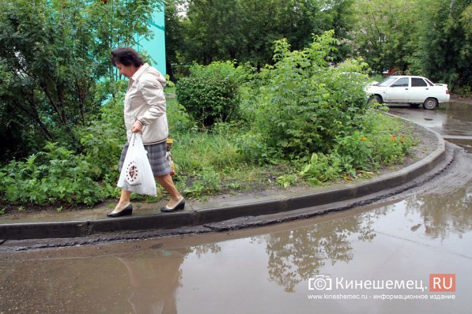 В Кинешме уходят под воду придомовые территории, на которые потратили 8 миллионов фото 8