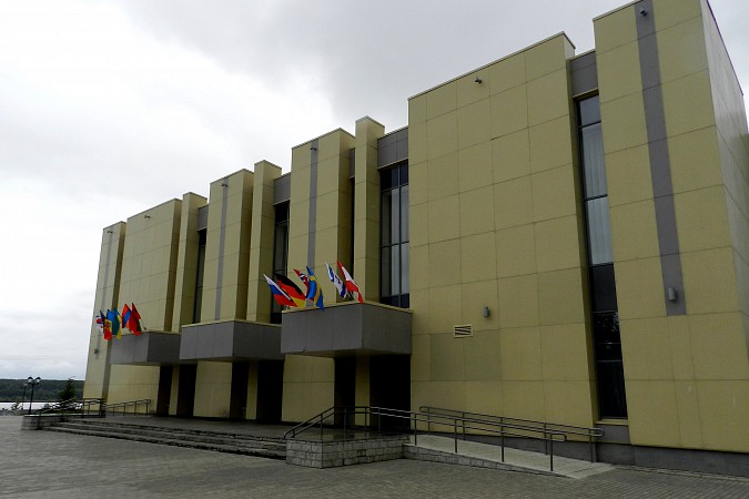 Над главным входом кинешемского драмтеатра появились флаги иностранных государств фото 4