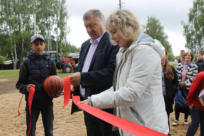В Наволоках появилась еще одна многофункциональная спортивная площадка фото 2