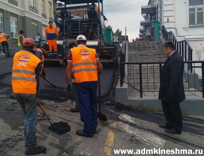 Мэр Кинешмы проверил повторный ремонт улицы Рылеевской фото 3
