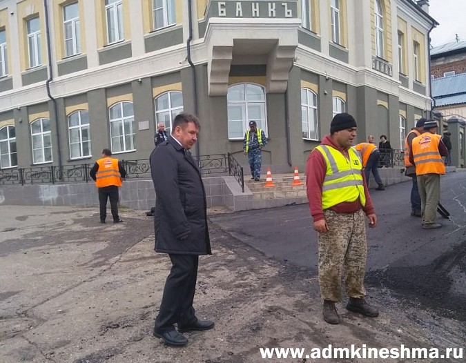 Мэр Кинешмы проверил повторный ремонт улицы Рылеевской фото 2