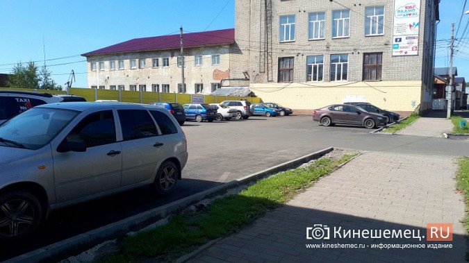 В центре Кинешмы горожанам запретили пользоваться частной парковкой у магазина фото 3