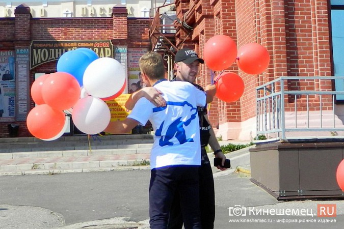 В День государственного флага в Кинешме раздавали шары фото 3
