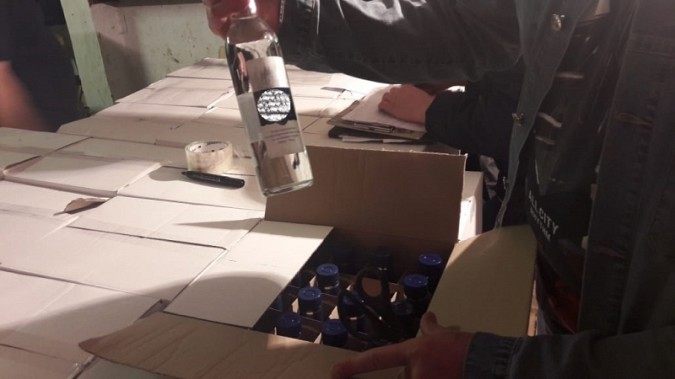 В Ивановской области в гараже нашли 2000 бутылок паленой водки фото 3