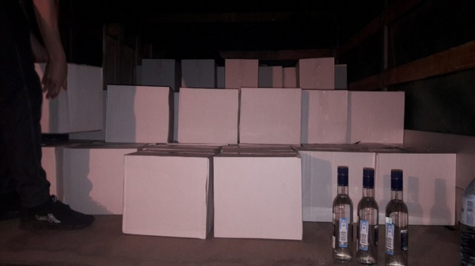 В Ивановской области в гараже нашли 2000 бутылок паленой водки фото 4