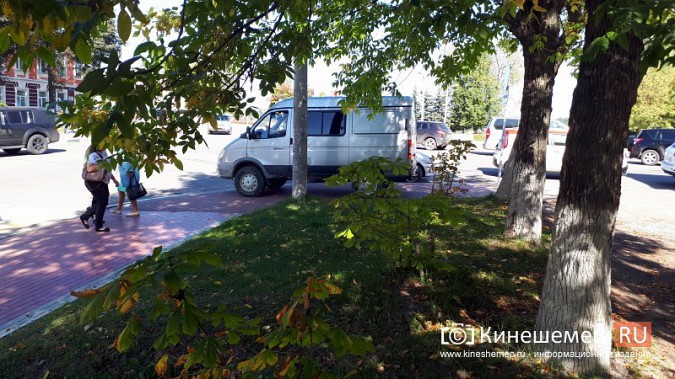 Под окнами мэрии Кинешмы автоледи заблокировала выезд с улицы и ушла по делам фото 7