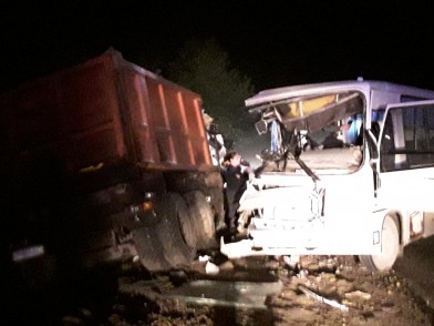 В Ивановской области грузовик врезался в пассажирский автобус фото 2