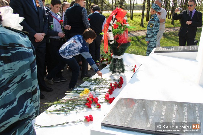 На кладбище «Межаки» вспоминали лётчика, спасшего Кинешму фото 19