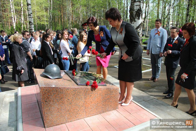 Кинешемцы возложили цветы к могиле Неизвестного солдата фото 37