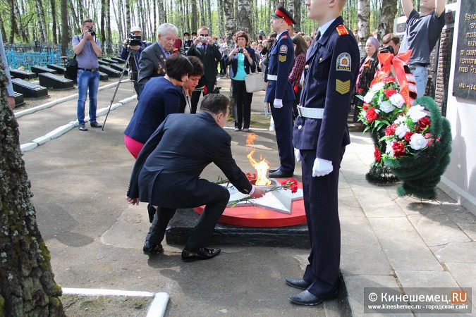 Кинешемцы возложили цветы к могиле Неизвестного солдата фото 33