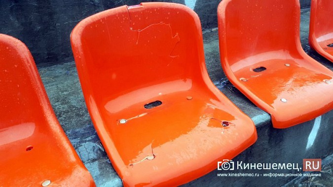 Вслед за газоном на главном стадионе Кинешмы приходят в негодность и кресла фото 11