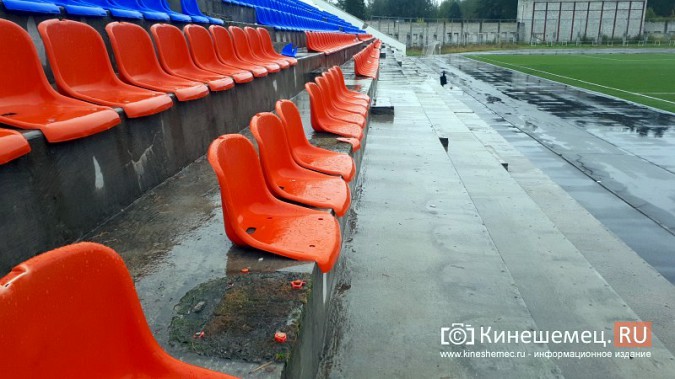 Вслед за газоном на главном стадионе Кинешмы приходят в негодность и кресла фото 12
