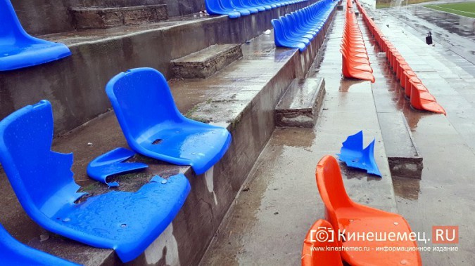 Вслед за газоном на главном стадионе Кинешмы приходят в негодность и кресла фото 6
