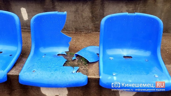 Вслед за газоном на главном стадионе Кинешмы приходят в негодность и кресла фото 9