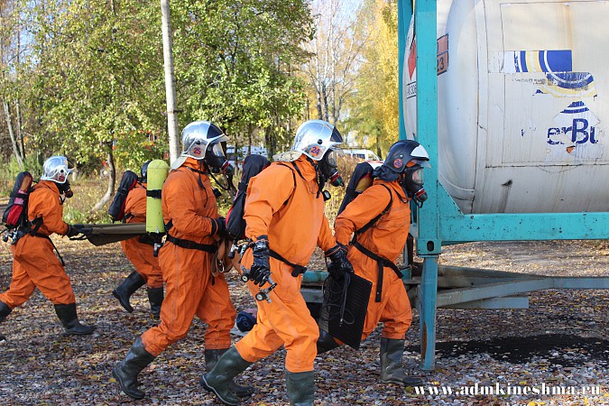 В Кинешме спасатели потренировались устранять утечку уксусной кислоты фото 8