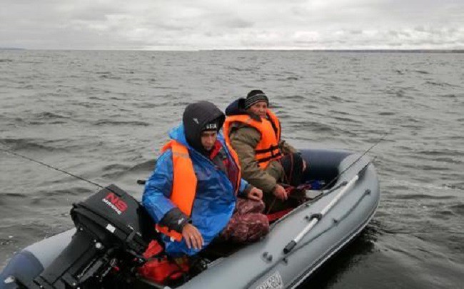 На Волге спасали замерзших и промокших рыбаков на лодке со сломанным мотором фото 2
