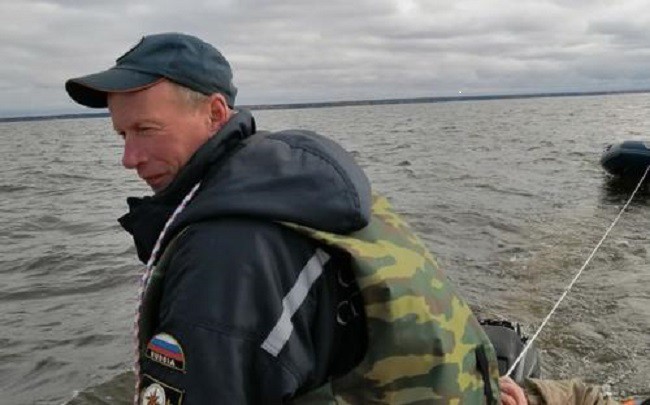 На Волге спасали замерзших и промокших рыбаков на лодке со сломанным мотором фото 4