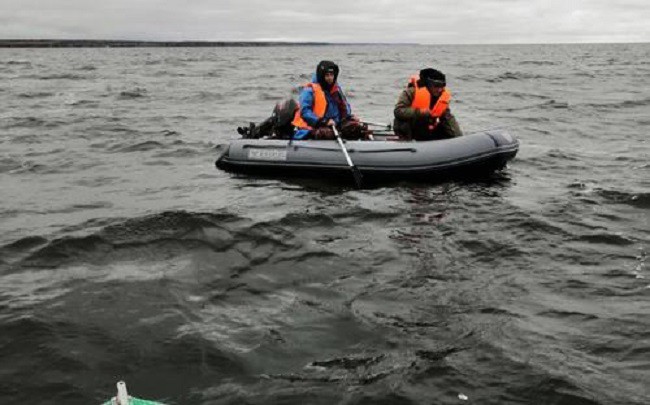 На Волге спасали замерзших и промокших рыбаков на лодке со сломанным мотором фото 3
