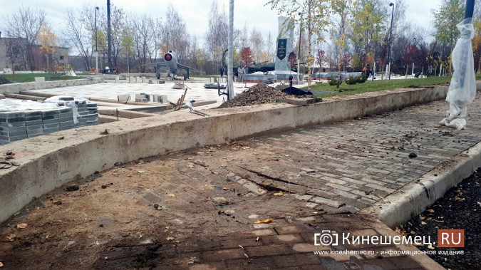 В Кинешме провалилась новая плитка в парке, который еще продолжают благоустраивать фото 2
