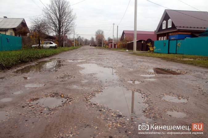 Огромные ямы избороздили в Кинешме улицу 12 Декабря фото 8