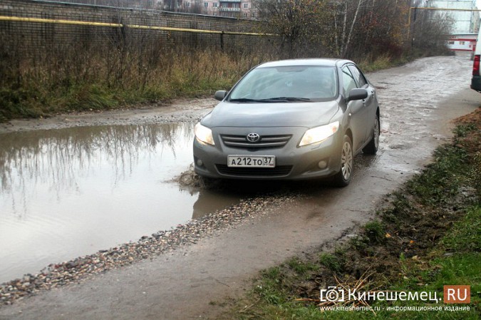 Огромные ямы избороздили в Кинешме улицу 12 Декабря фото 7