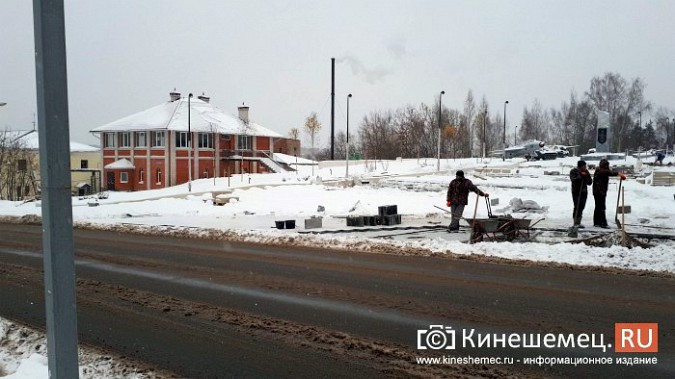 В Кинешме подрядчик в экстремальных условиях завершает благоустройство входа  в парк фото 5