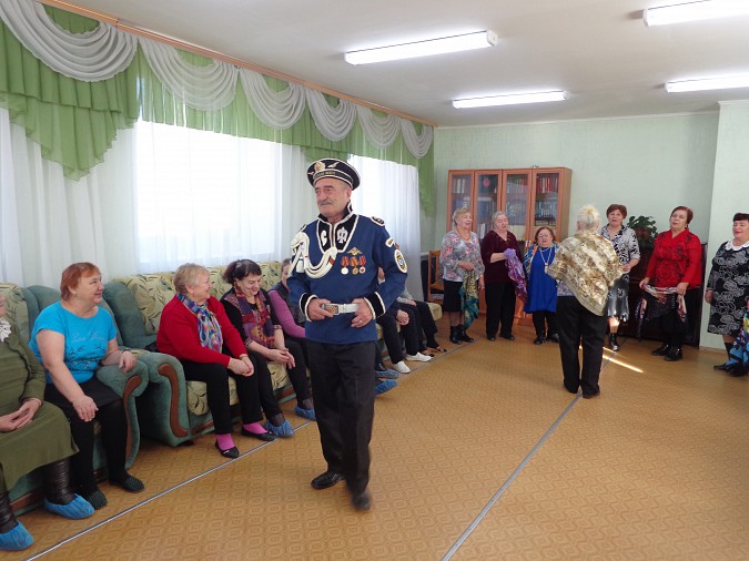 Заволжский «Вернисаж» пришел в гости к пожилым кинешемцам фото 2