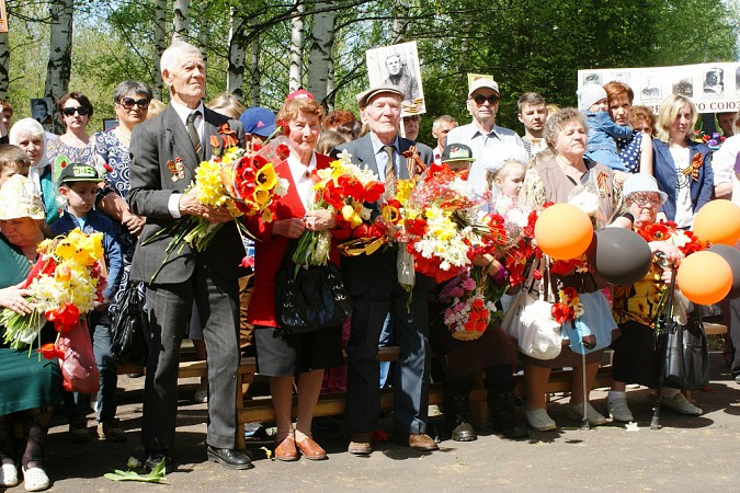 Более 700 жителей Заволжска встали в ряды Бессмертного полка фото 27