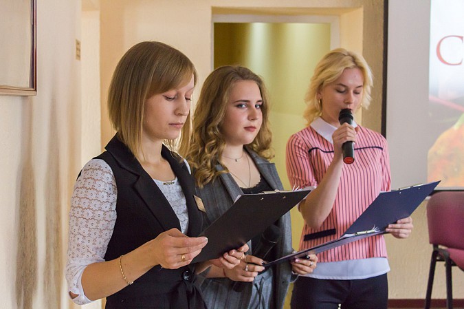 Дарья Тихомирова (в центре)