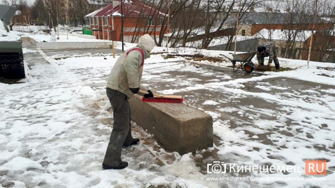 В Кинешме накануне приемки работ пожарные поливают плитку в парке водой фото 11