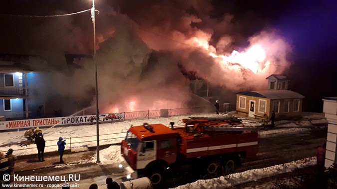 В Кинешме горит ТРК «Мирная пристань» фото 9